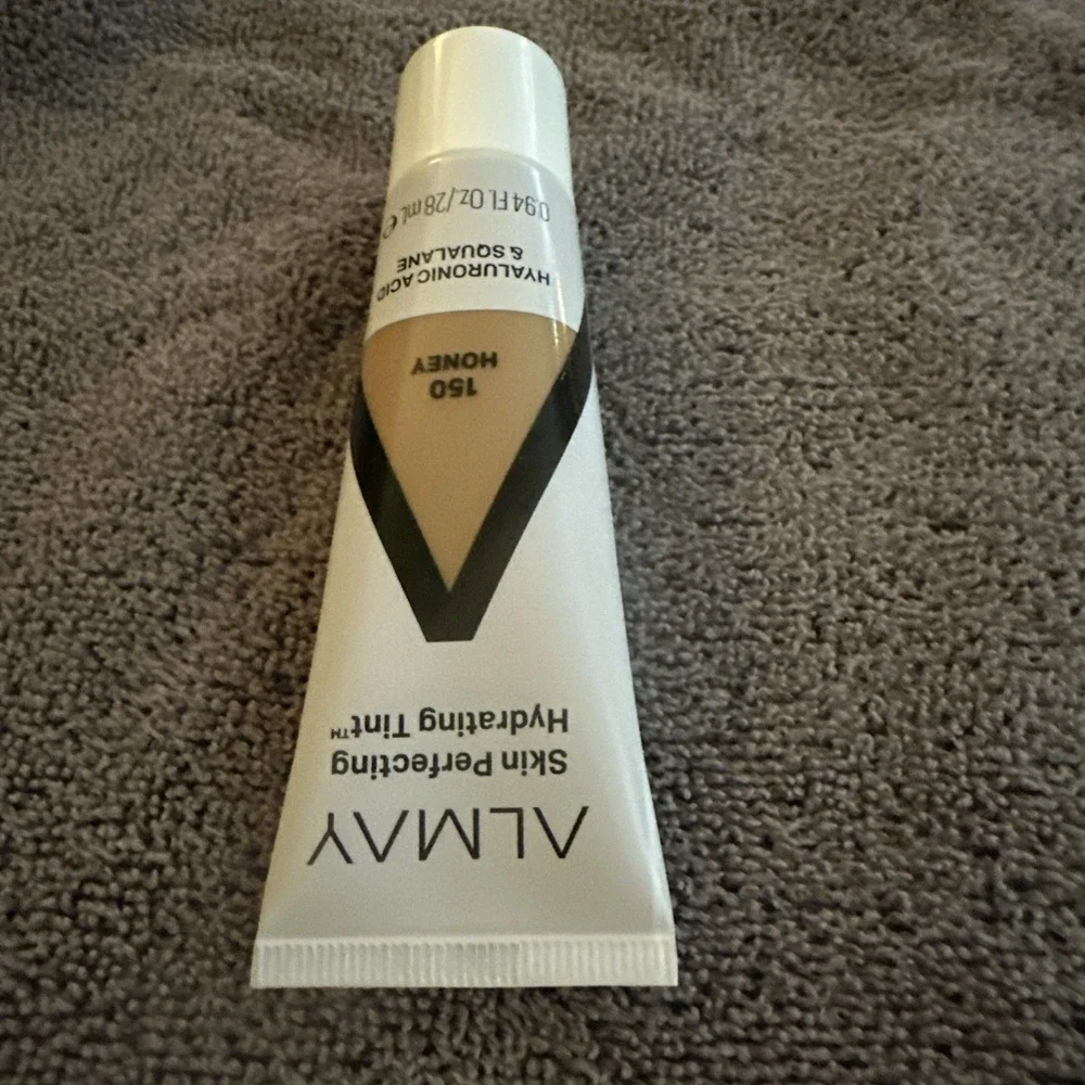 Almay Hydrating Lightweight Coverage Liquid Foundation Tint Honey 150